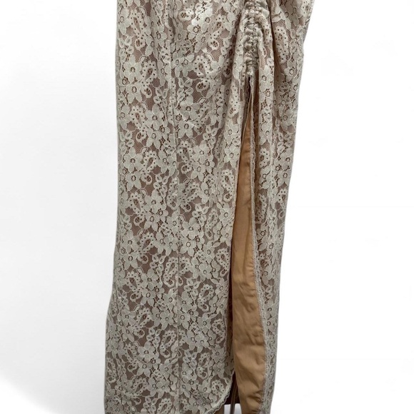 Elegant Off White Lace Dress - Picture 5 of 8